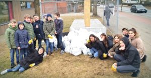 Schüler der 5b vor dem gesammelten Müll.